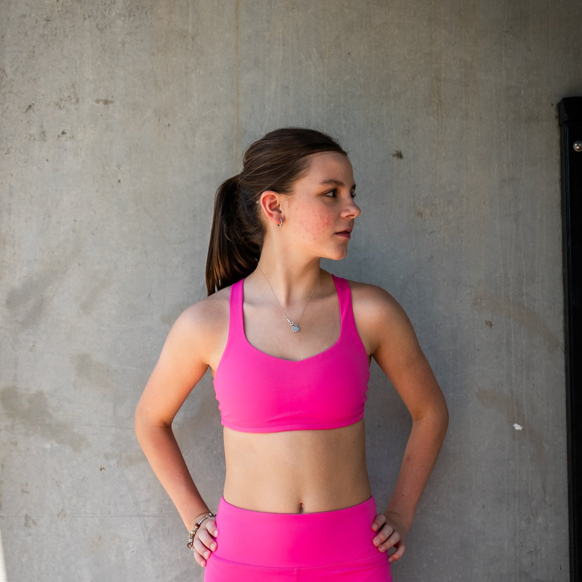 hot pink running crop