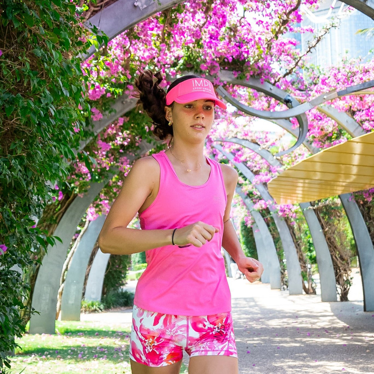 pink running singlet